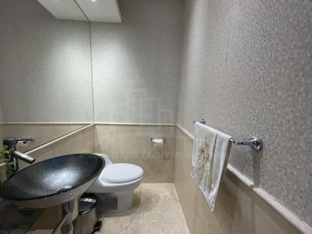 Luxury bathroom with bathtub, high-end finishes in PH BICSA apartment Panama City