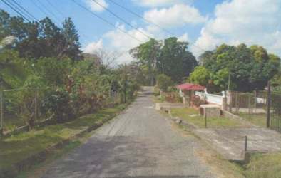 View of quiet neighborhood with residential homes, fenced yards and greenery in Vista Alegre Arraiján