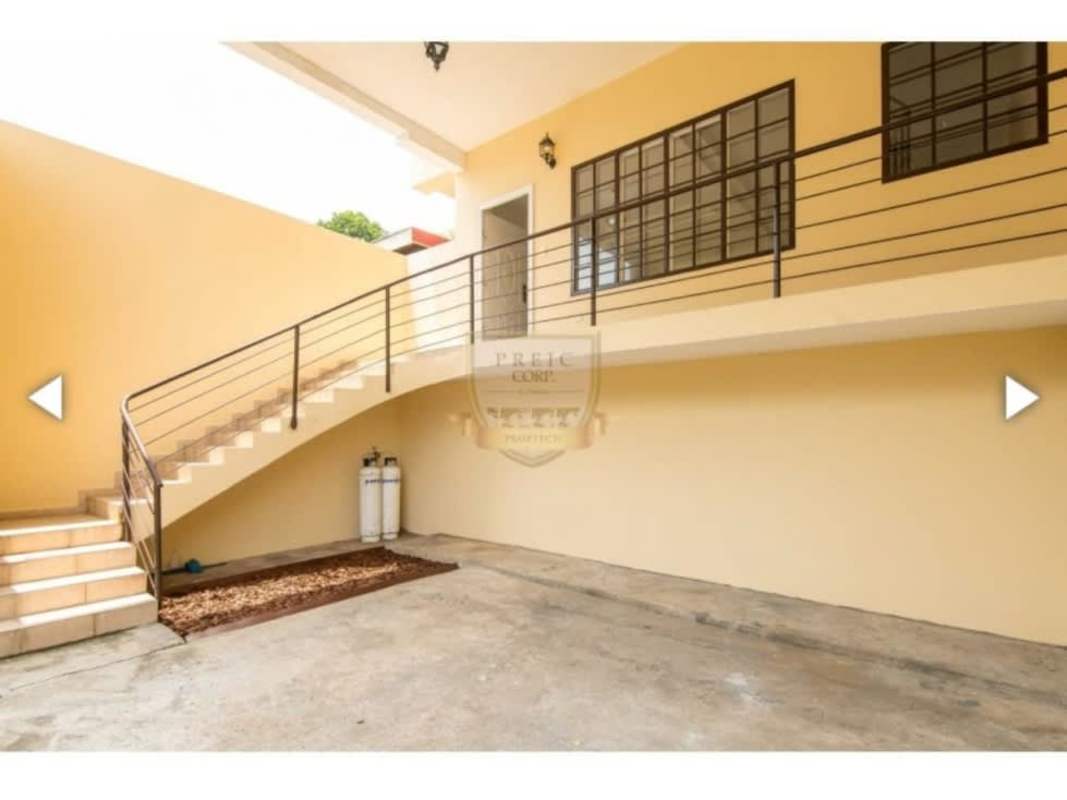 Family house exterior with curved staircase and covered parking in Bethania Panama
