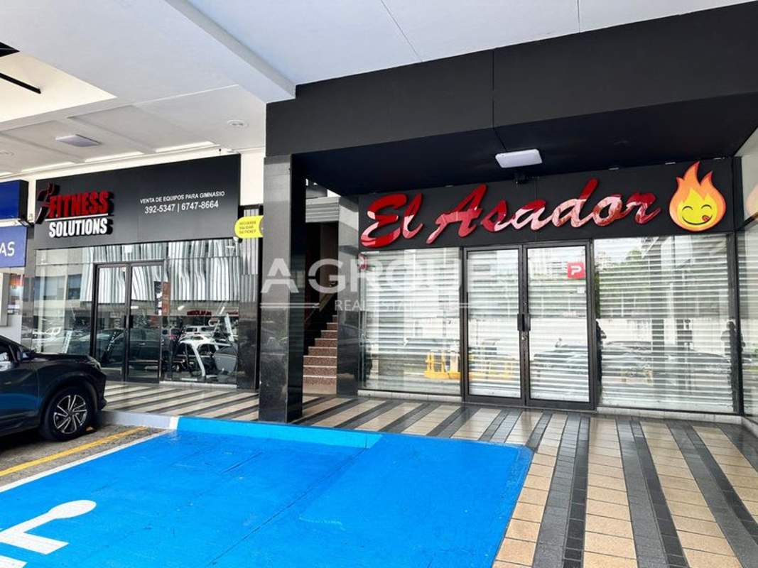 Plaza New York glass retail storefronts with visible signage and parking near Calle 50 Panama City