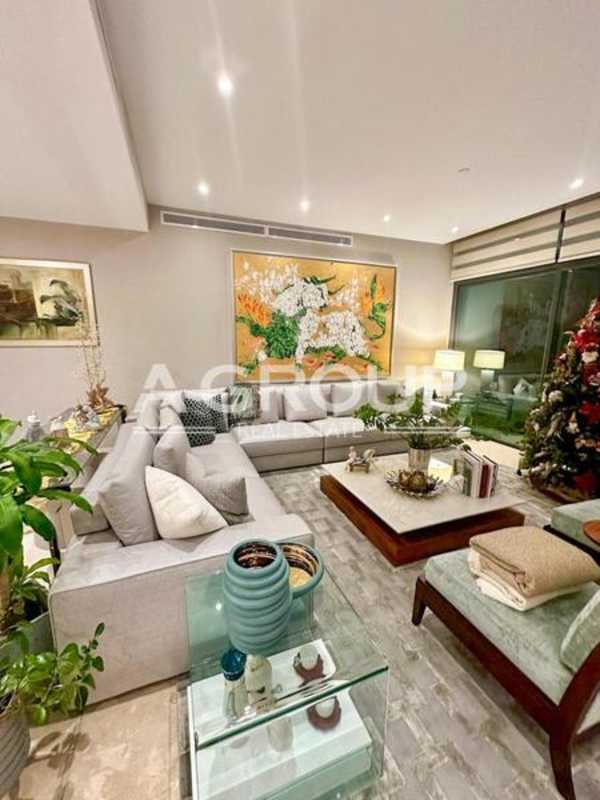 Elegant dining area with city skyline views at Greenhouse Santa María Panama