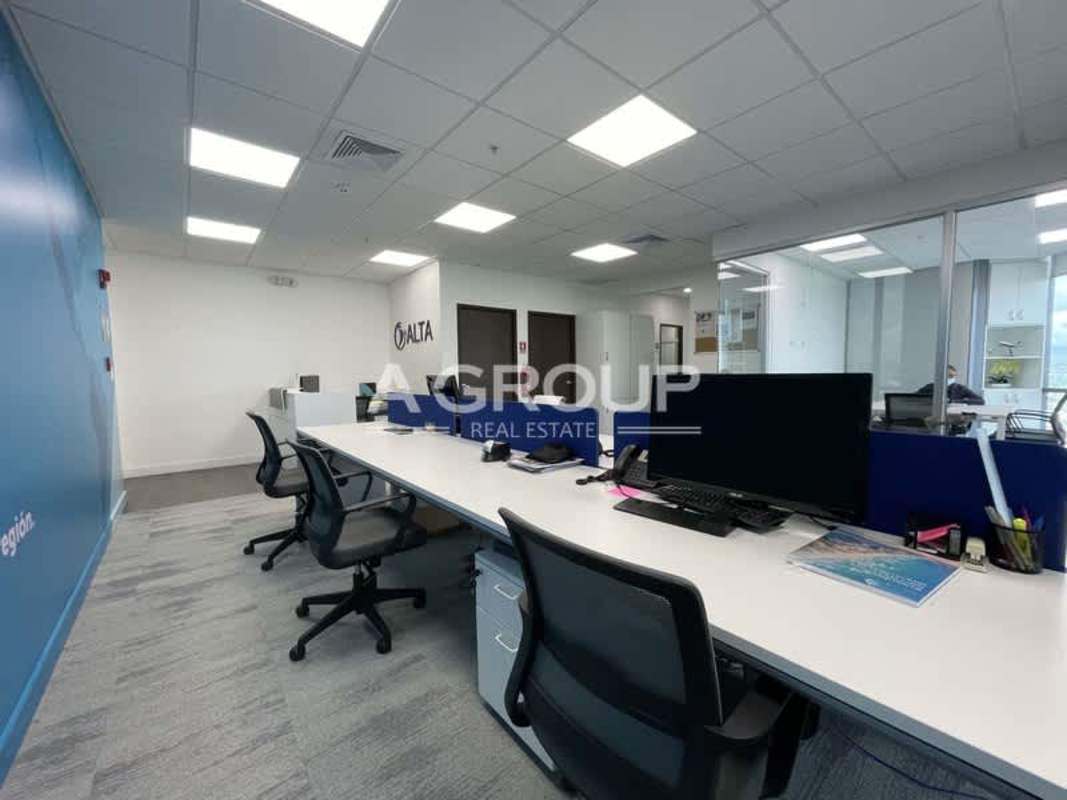 Modular workstation area in office for rent Costa del Este