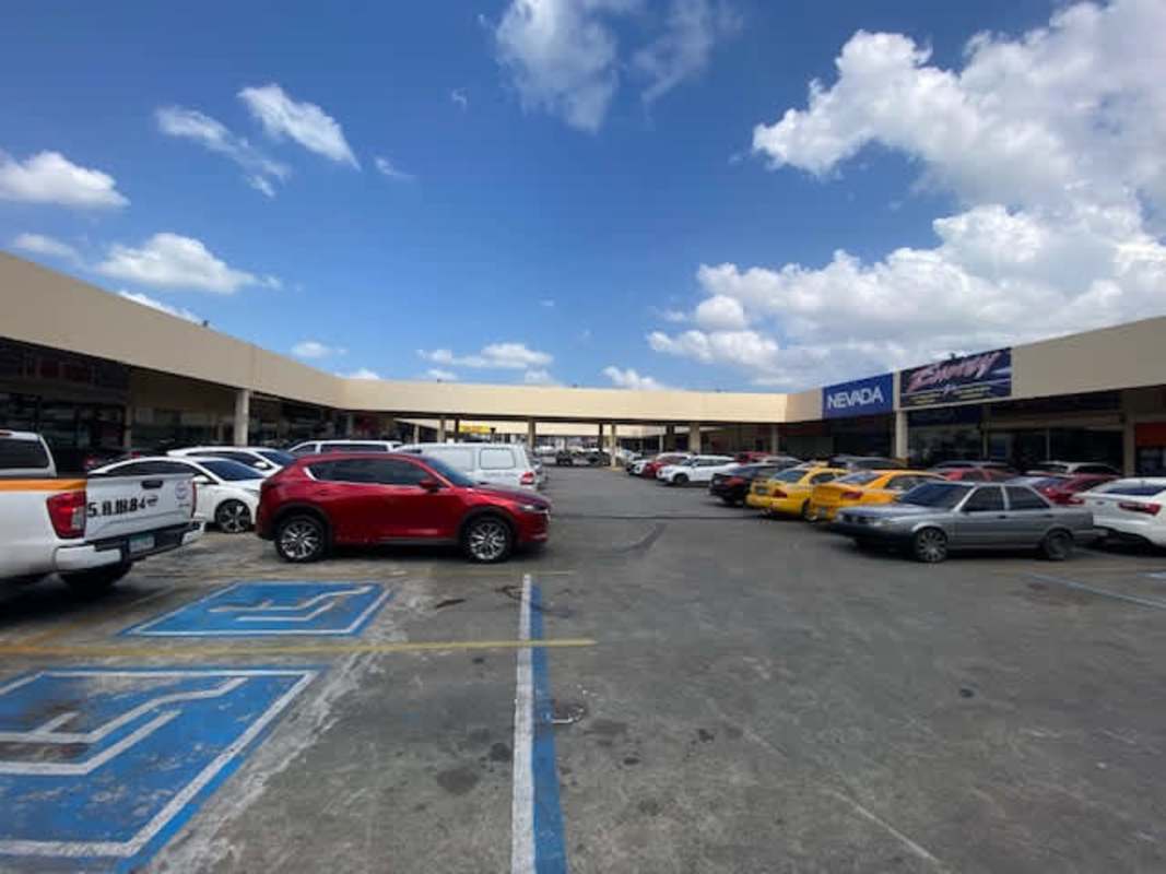 Retail units and signage directly connected to metro station in La Gran Estación San Miguelito