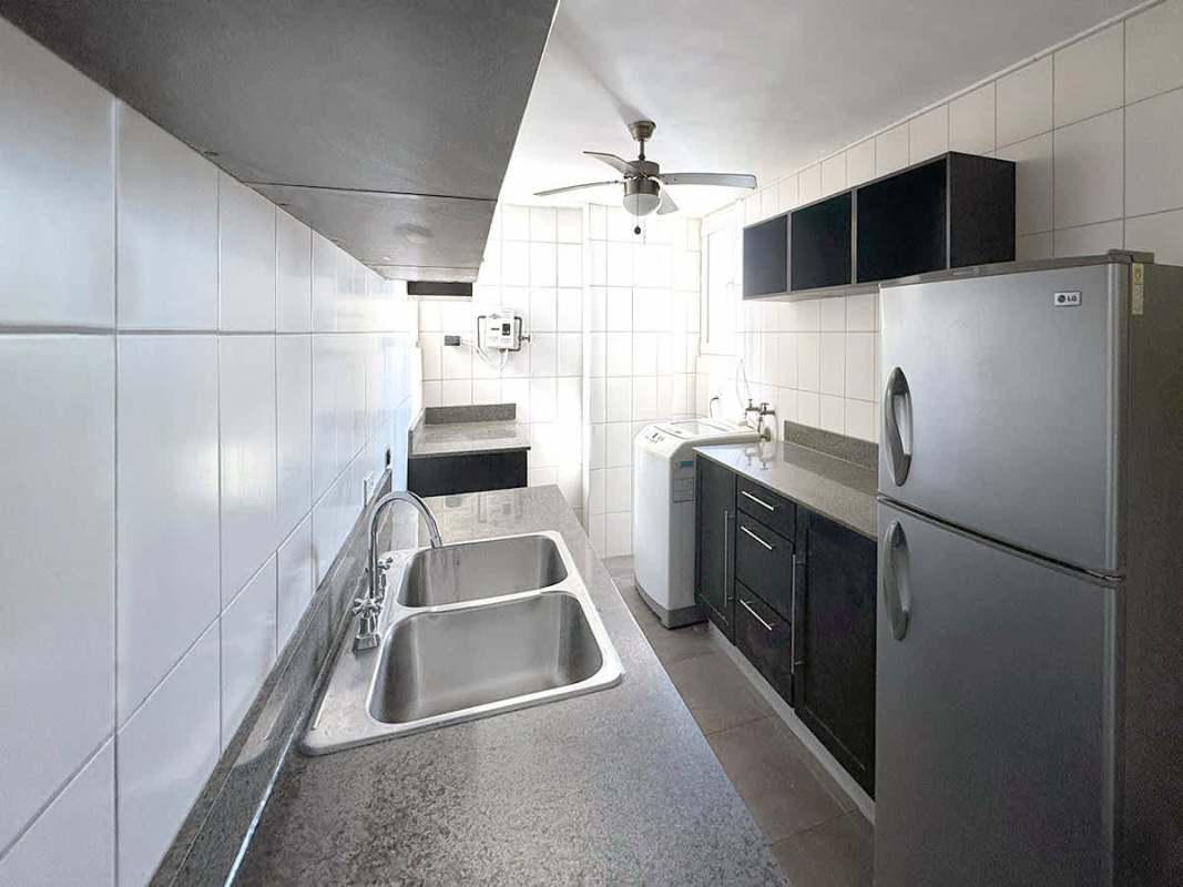 Bedroom ceiling fan large windows bright PH Orion El Cangrejo Panama apartment sale