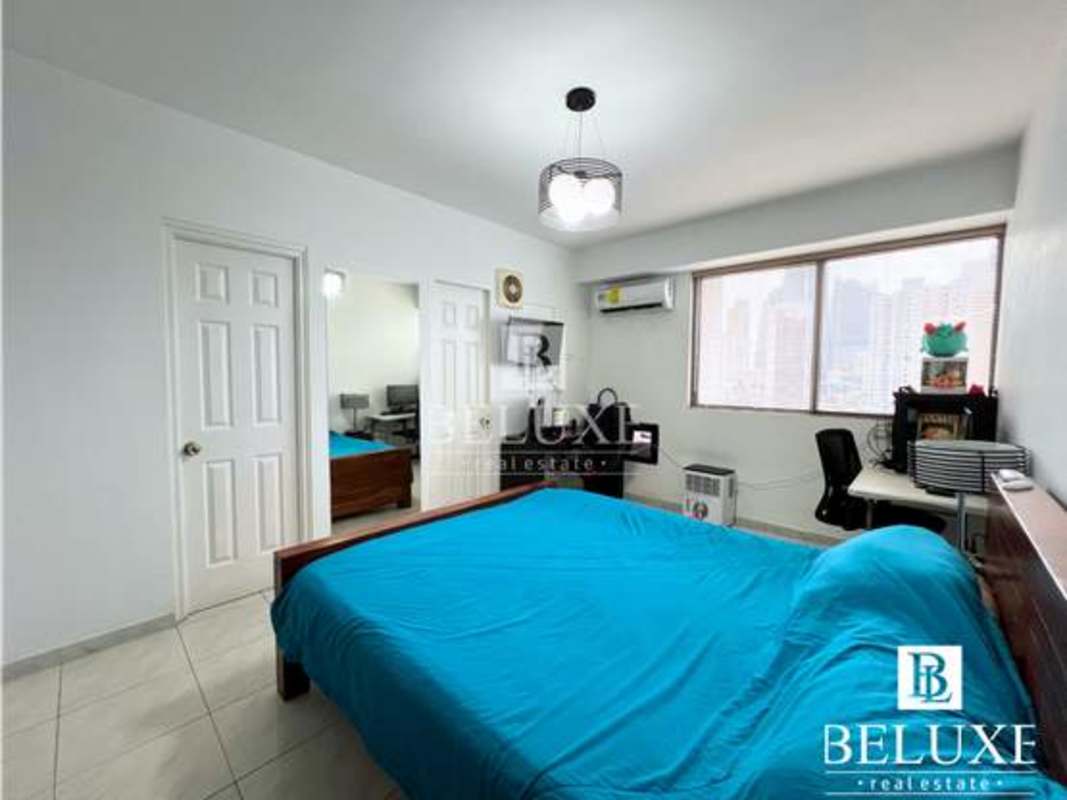 Spacious bedroom with air conditioning, walk-in closet and large window PH Royal Center Marbella Panama