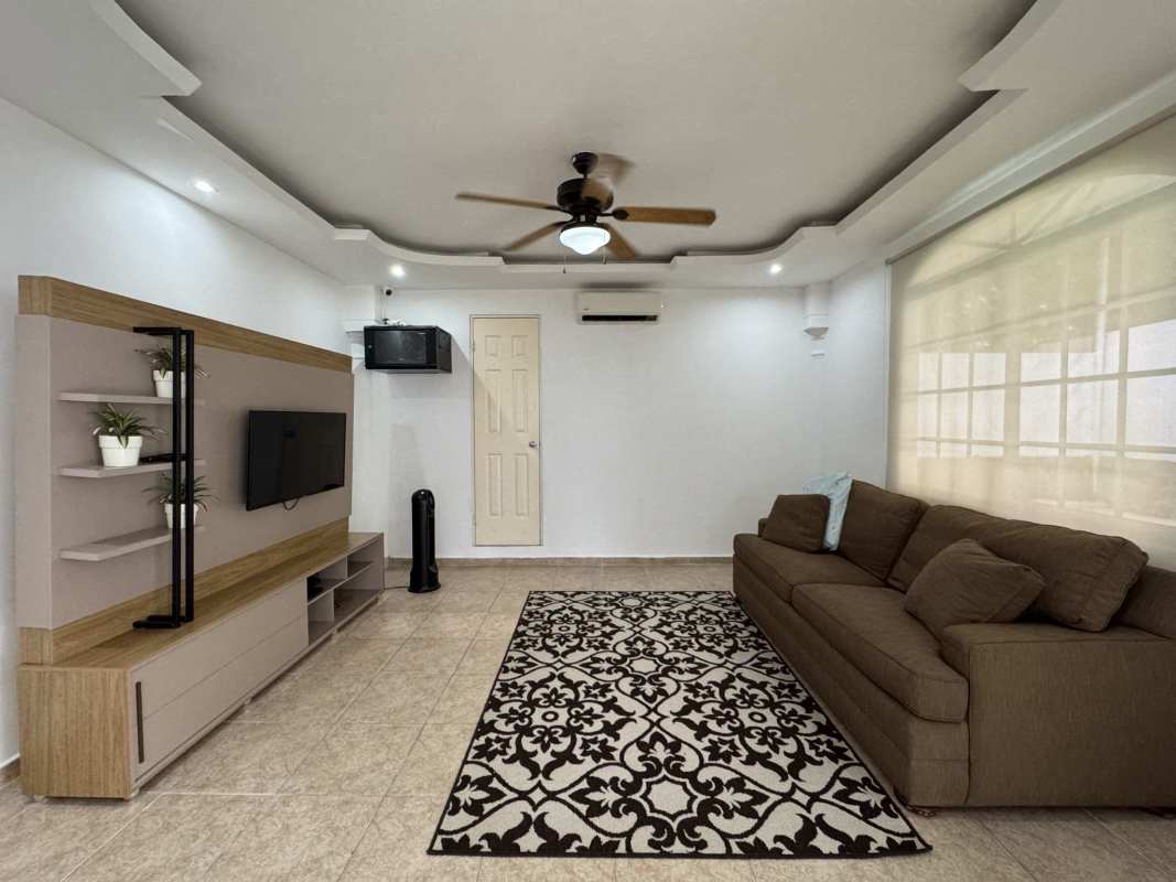 Master bathroom with double sinks, tub, shower, bright window in Costa del Este house