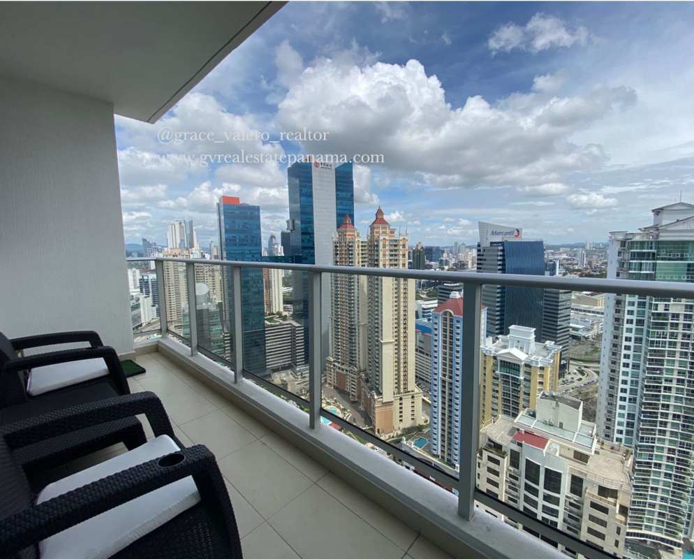 Infinity swimming pool overlooking Pacific Ocean in PH Oceanaire Panama City