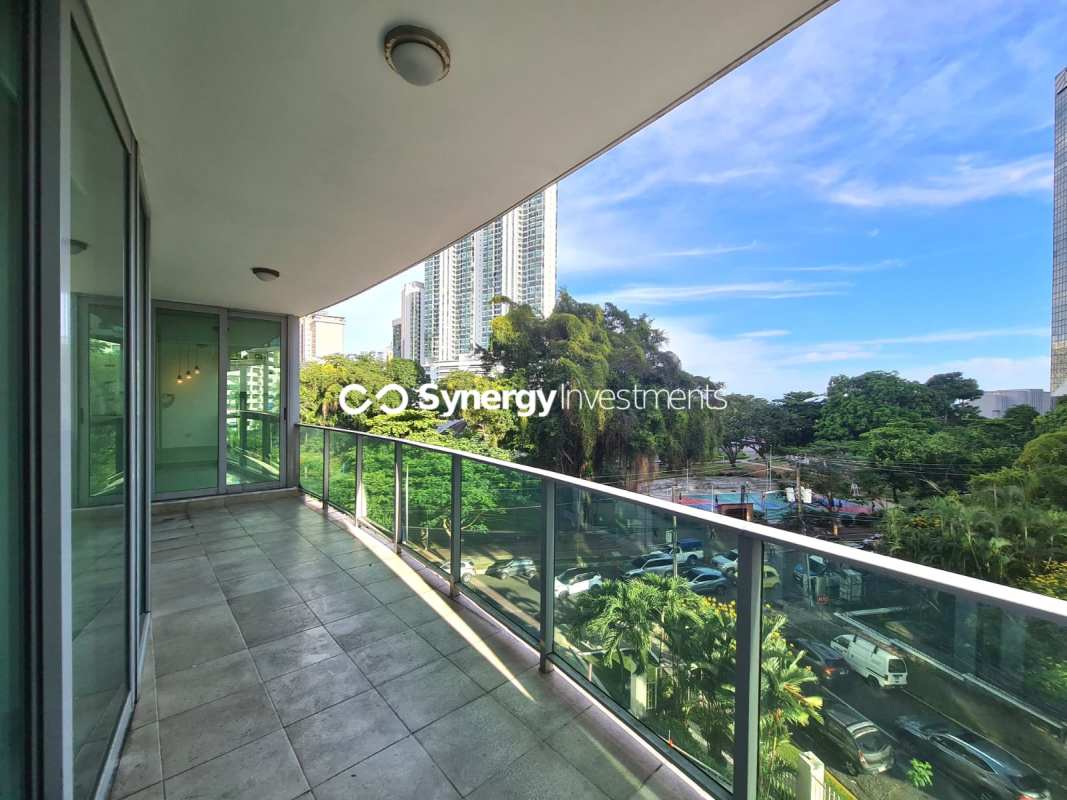 Spacious panoramic balcony with glass railings overlooking Parque Urracá and skyline in PH Terrawind