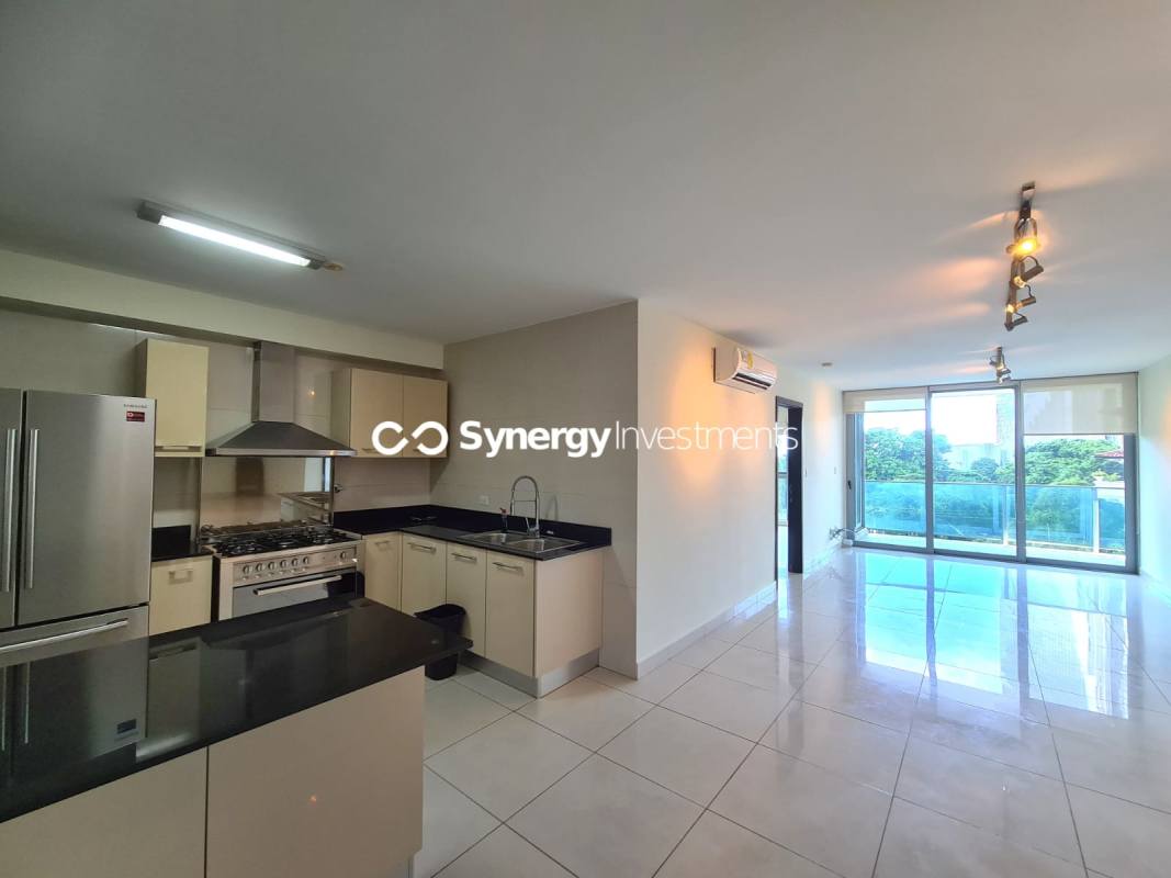 Outdoor swimming pool and jacuzzi lounge with city backdrop in PH Terrawind Bella Vista Panama