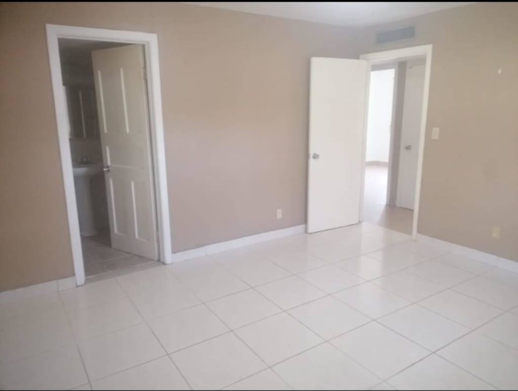 Neutral bedroom with tiled floor, access to private bath in Clayton apartment Panama