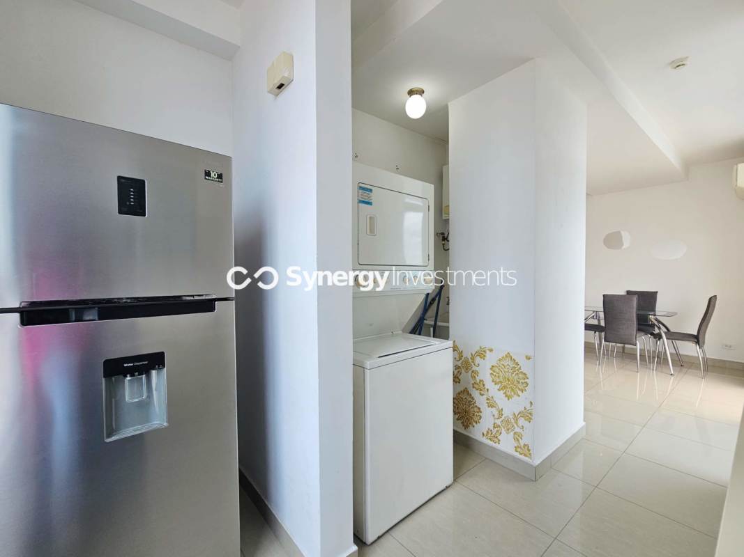 Secondary bedroom with large window and built-in closet PH El Carmen Plaza