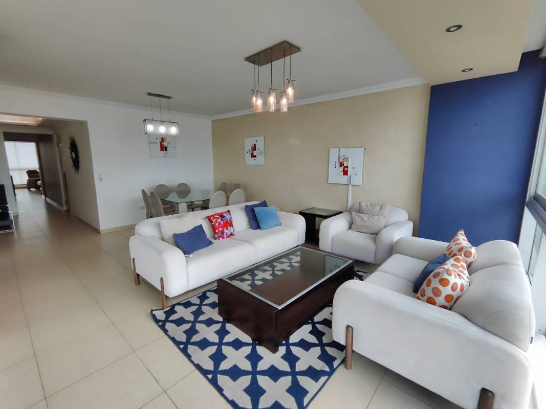 Bedroom with AC, en suite bathroom, built-in closet and natural light in Costa del Este apartment