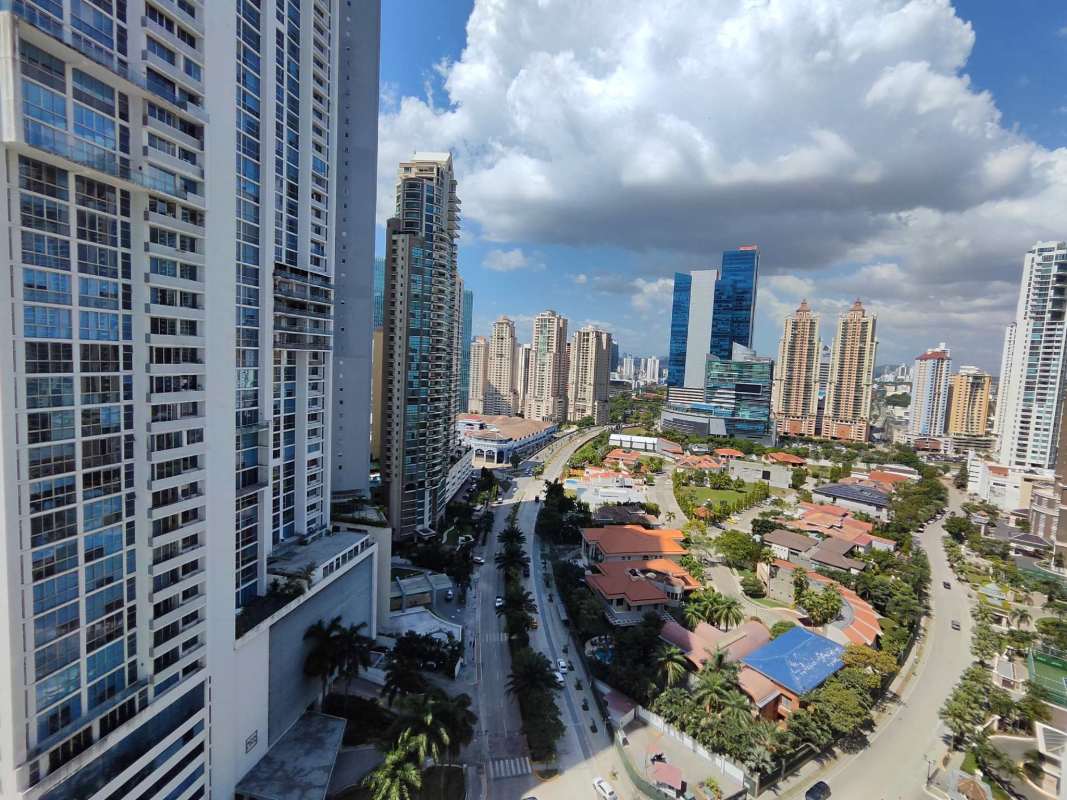 Spacious modern kitchen with granite counters and appliances in PH Ocean Club, Punta Pacifica
