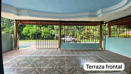 Stone driveway with metal gate and garden affordable house Panama Oeste