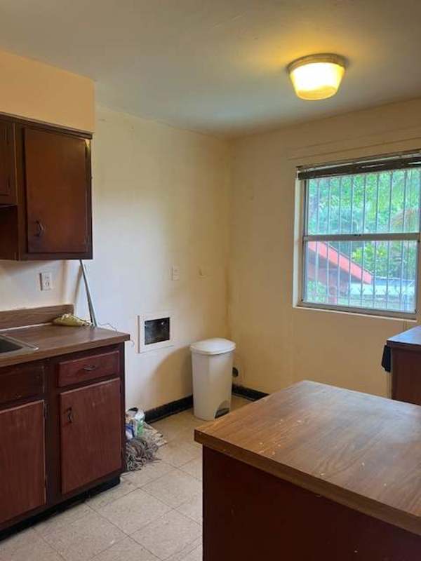 Simple kitchen with traditional cabinetry and tile floors in Clayton Panama