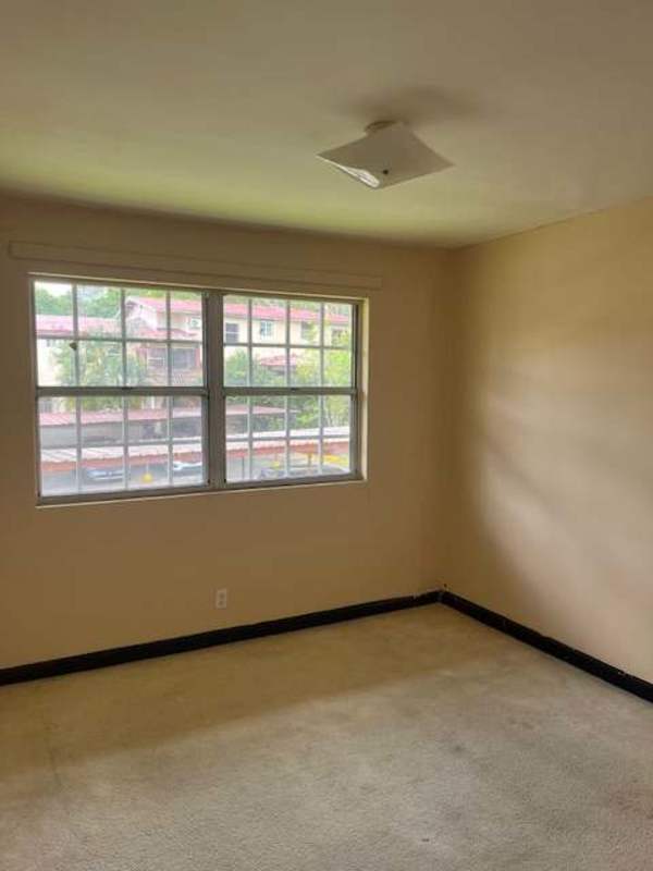 Bedroom view with large windows and garden exposure in Clayton Panama building