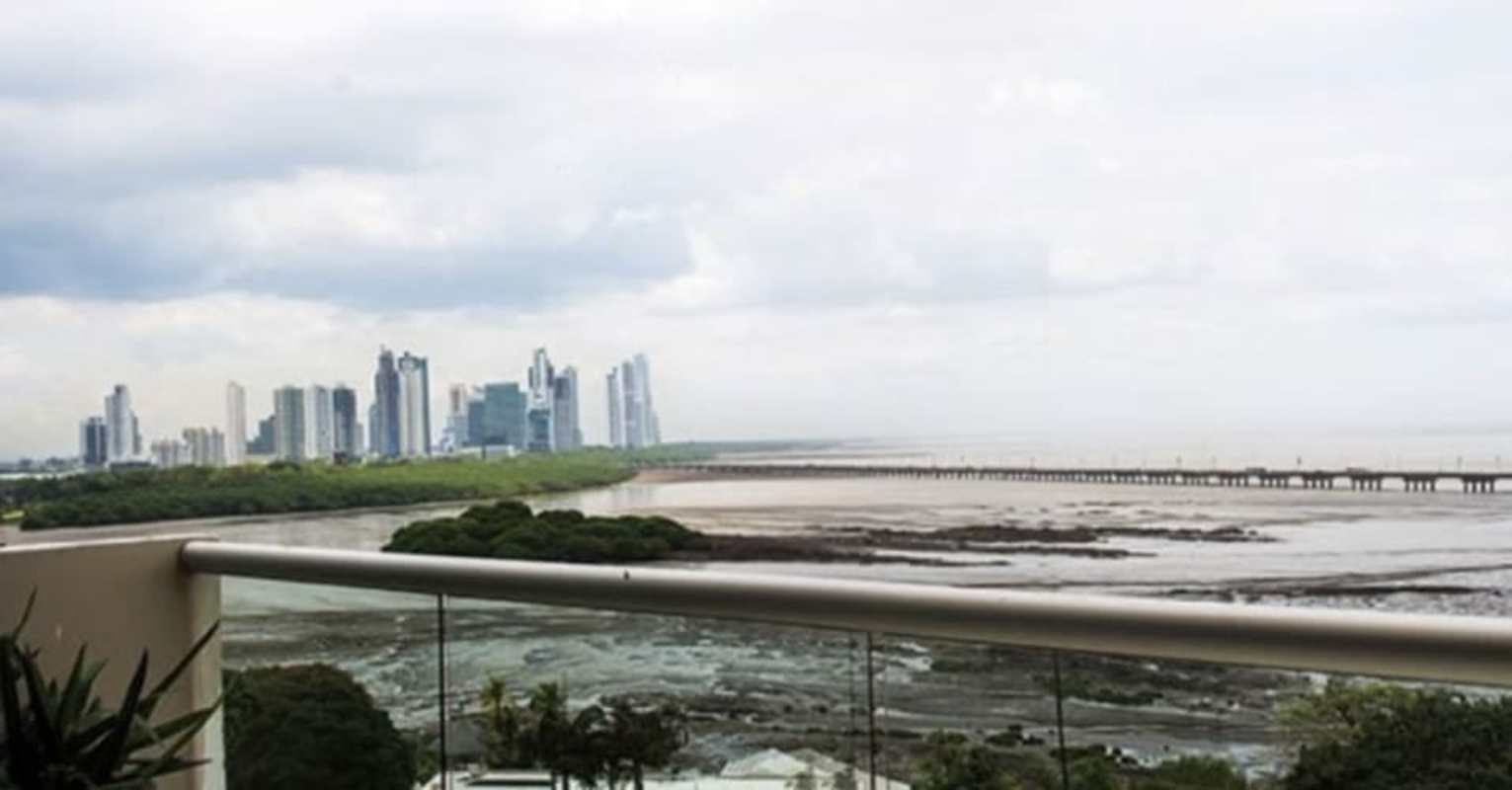 Spacious guest bedroom with city skyline views at PH Dal Mare Coco del Mar Panama