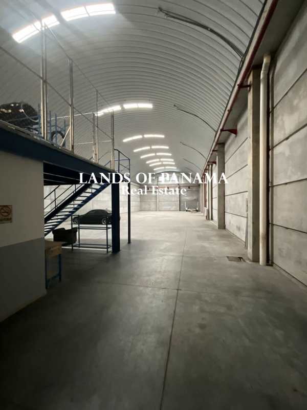 Wide warehouse space with high 8m ceilings at Ofidepósito Tocumen II in Panama