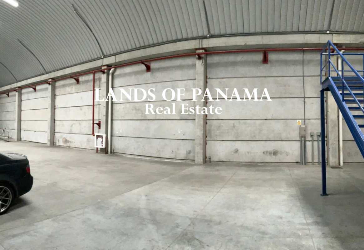 Mezzanine level with glass windows and AC inside Tocumen II warehouse