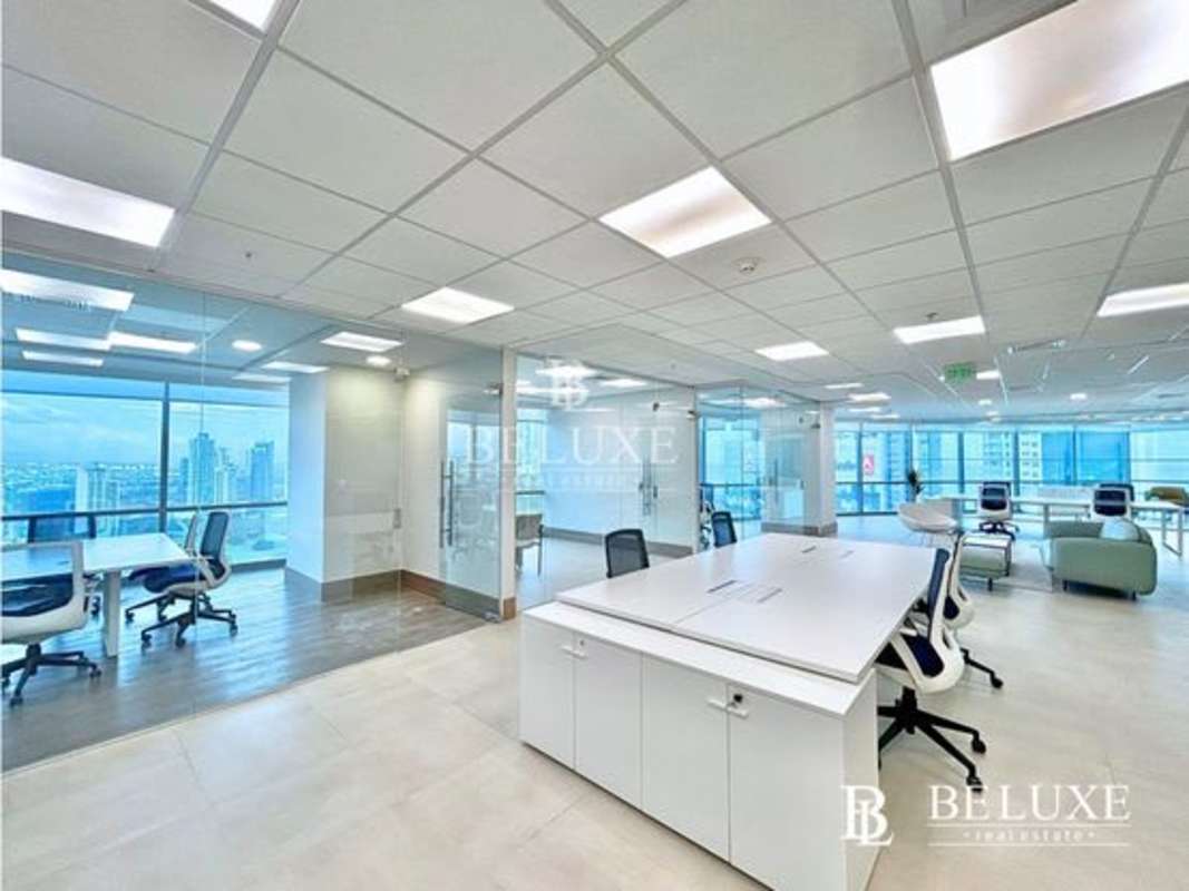 Furnished office with panoramic skyline view for rent in Financial Park Tower Panama