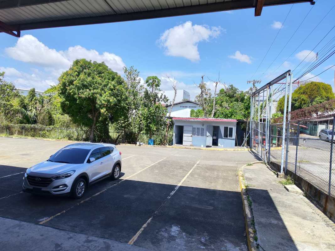 Internal mezzanine structure inside the warehouse for offices or deposit Juan Díaz industrial zone Panama
