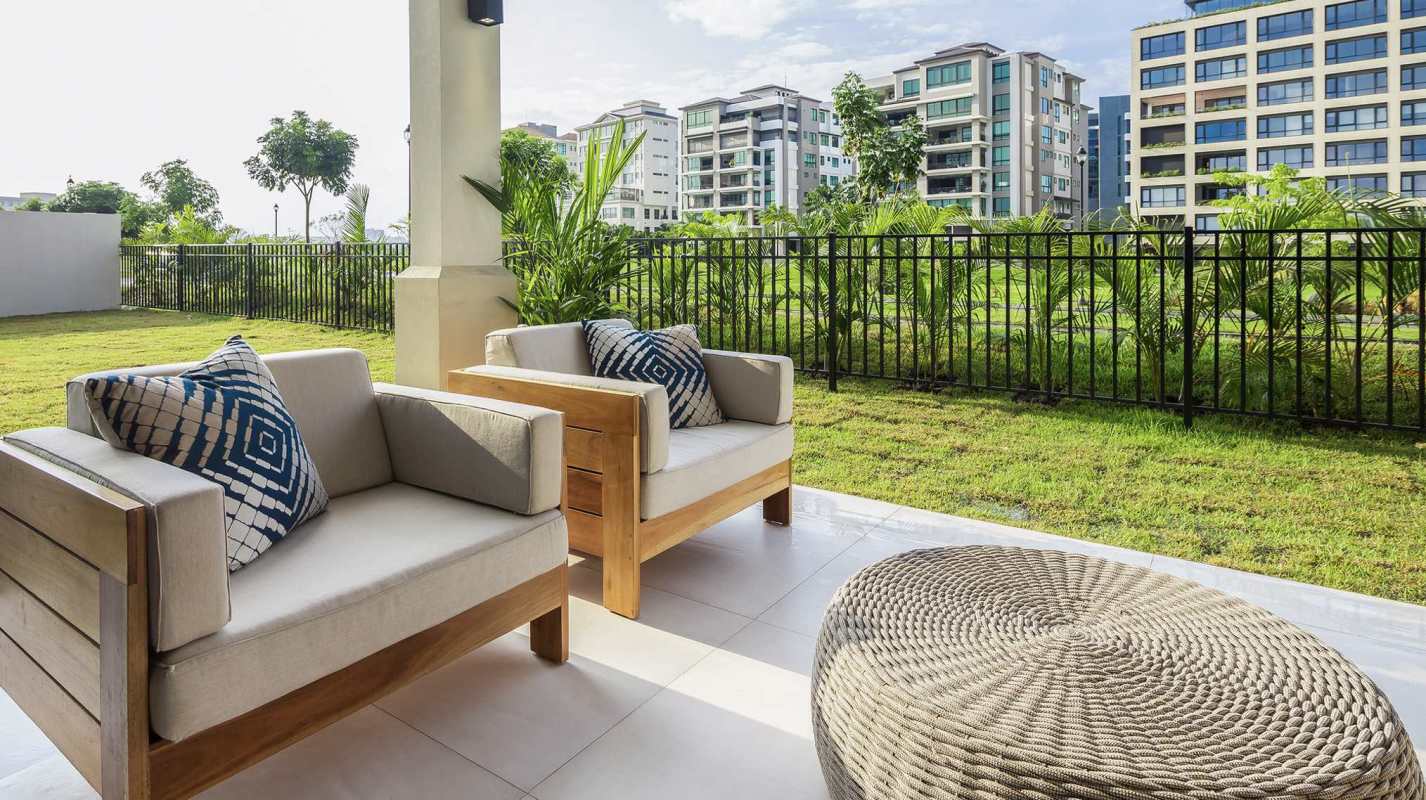 Outdoor terrace and garden view with modern furniture Santa María Golf & Country Club Panama