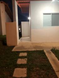 Front night view of single-story house for rent with tiled roof and lighting La Arboleda Los Avellanos La Chorrera Panamá