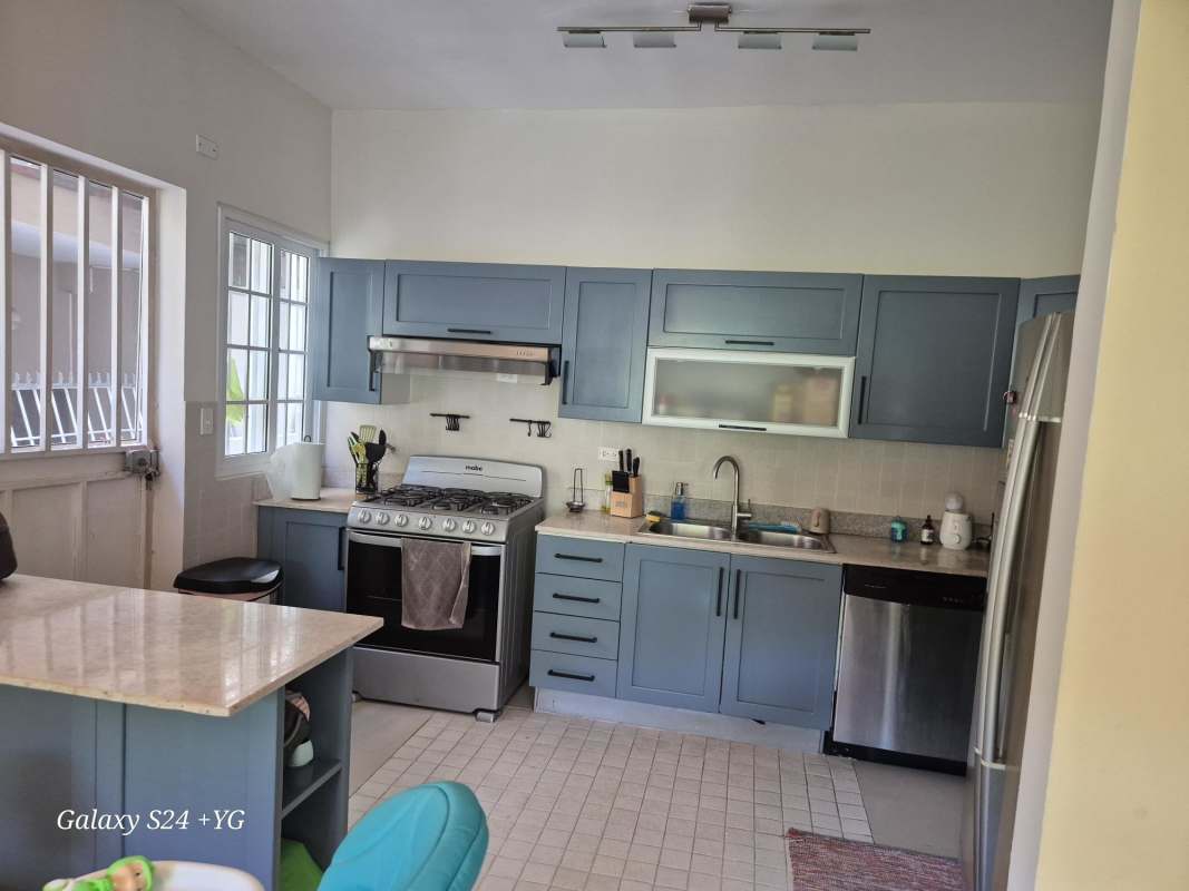 Spacious master bedroom with built-in closet, windows, tile floors house for rent Condado del Rey Panama