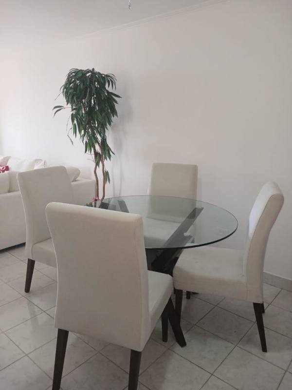 Dining area with glass table close to balcony with view PH Mirador del Edén 12 de Octubre Panama