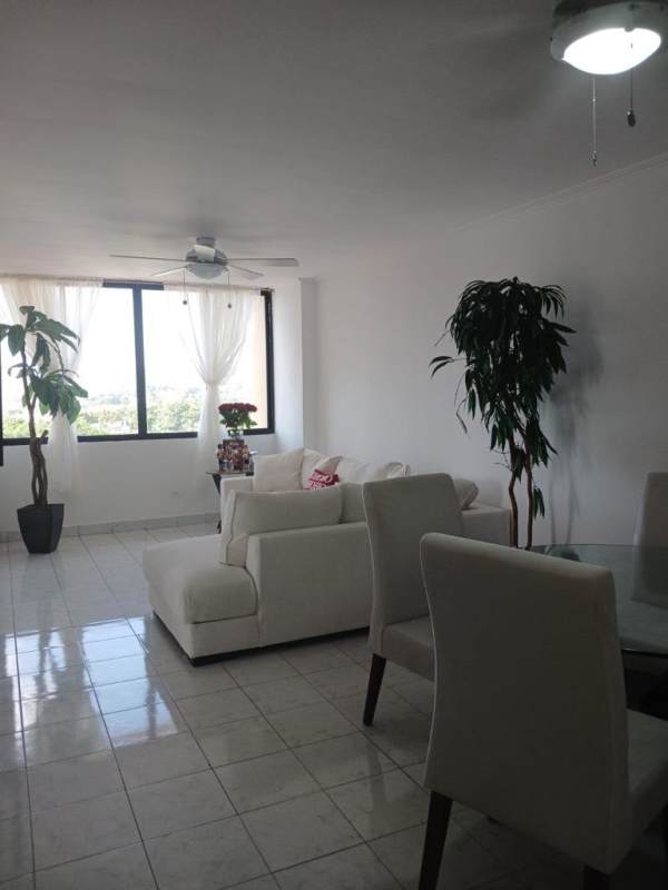 Dining space with glass table and upholstered chairs in PH Mirador del Edén Panama City
