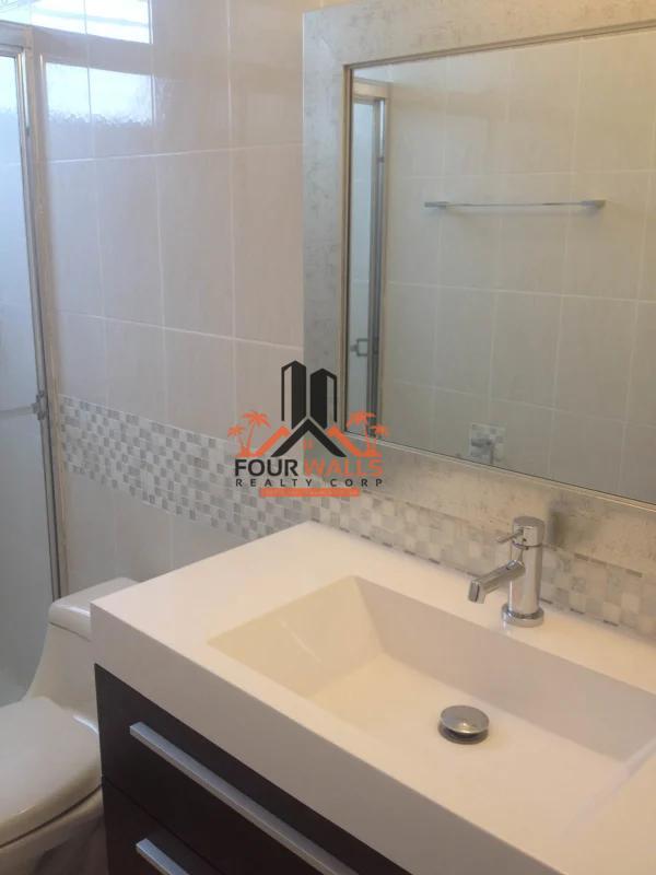 Contemporary bathroom with glass shower enclosure in PH Rocomar Avenida Balboa Panama