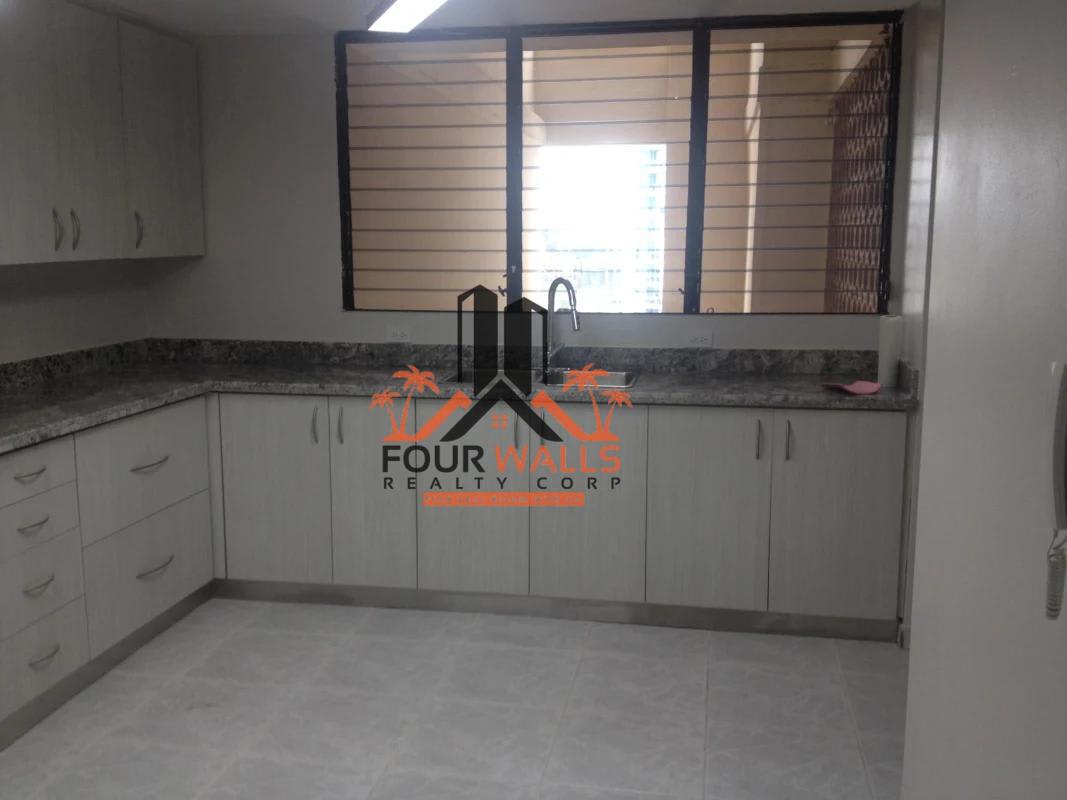 Master bedroom with large window and panoramic ocean view in PH Rocomar Avenida Balboa