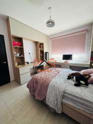 Spacious bedroom with built-in closet, window blinds, desk Howard Capira Panama