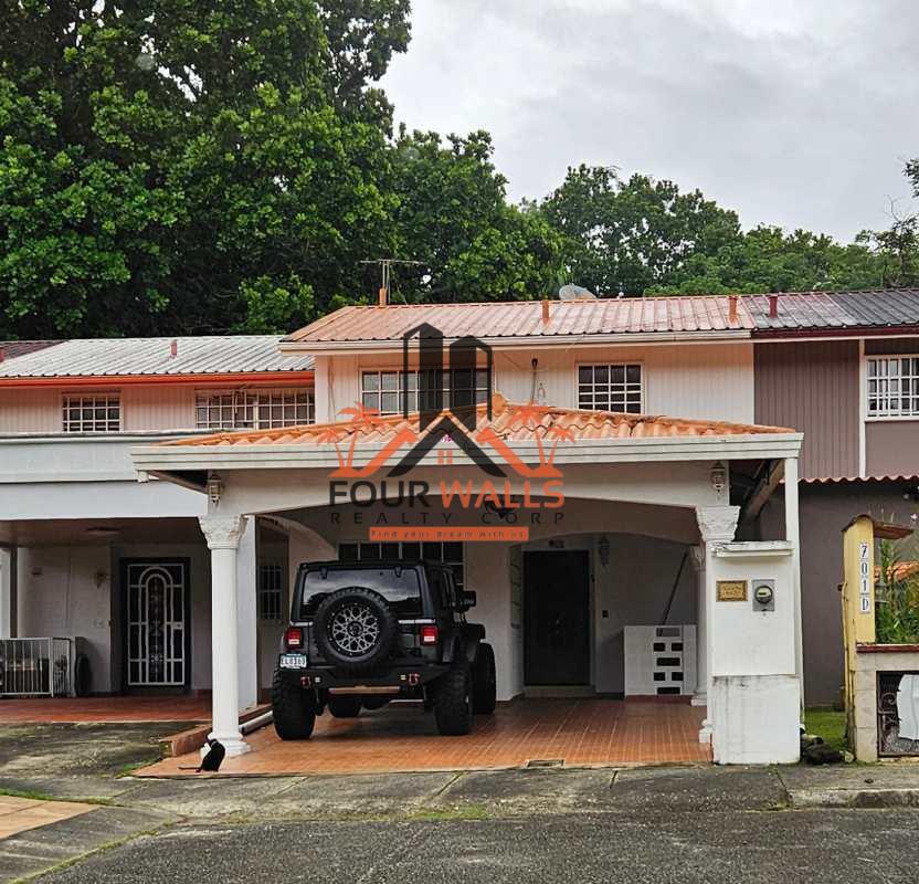 Spacious living area with ceramic floors and ceiling fan in Clayton Village house Panama