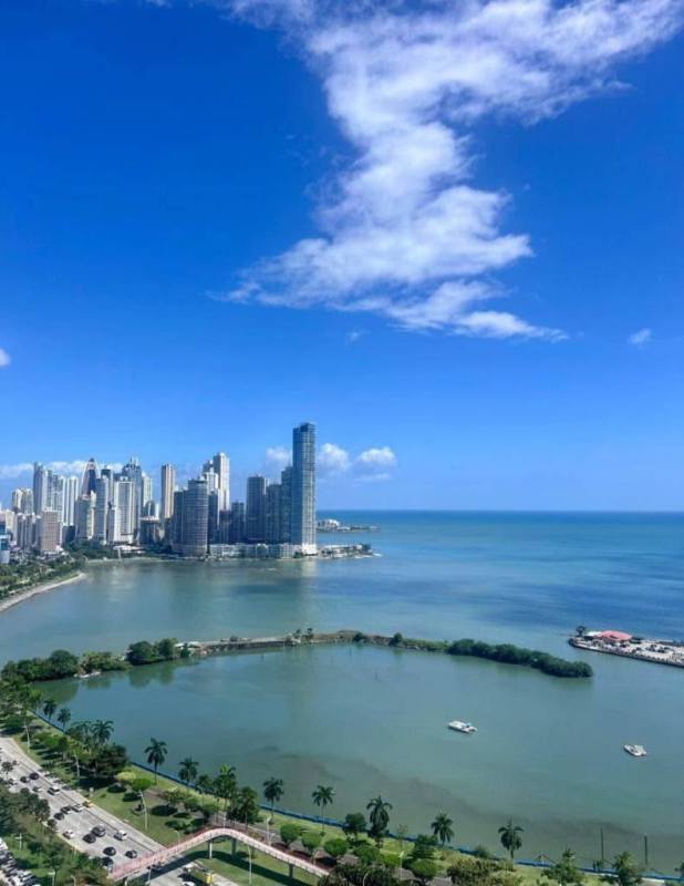 Infinity pool on rooftop overlooking Pacific Ocean in PH White Tower Avenida Balboa Panama