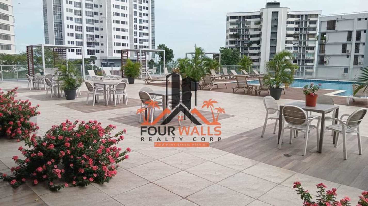 Roof terrace with lounge chairs and sea view in PH La Mare Coco del Mar Panama City