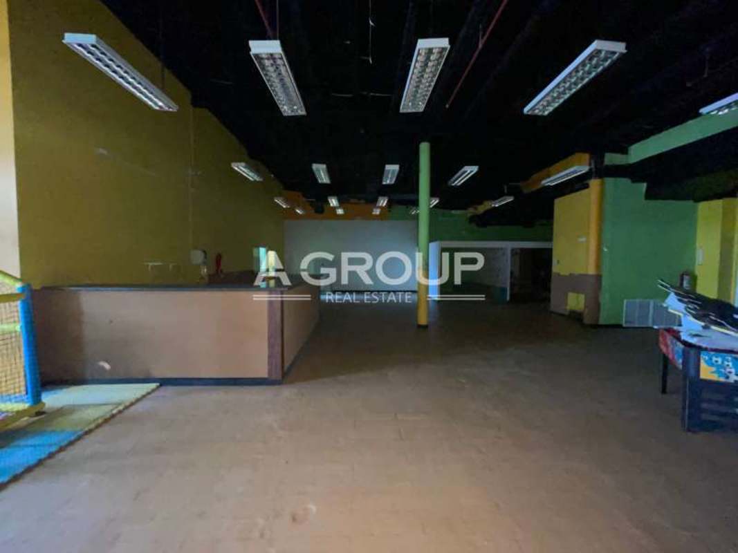 Open plan interior retail or office space with tile flooring and bright walls Plaza Brisas 507 Panama