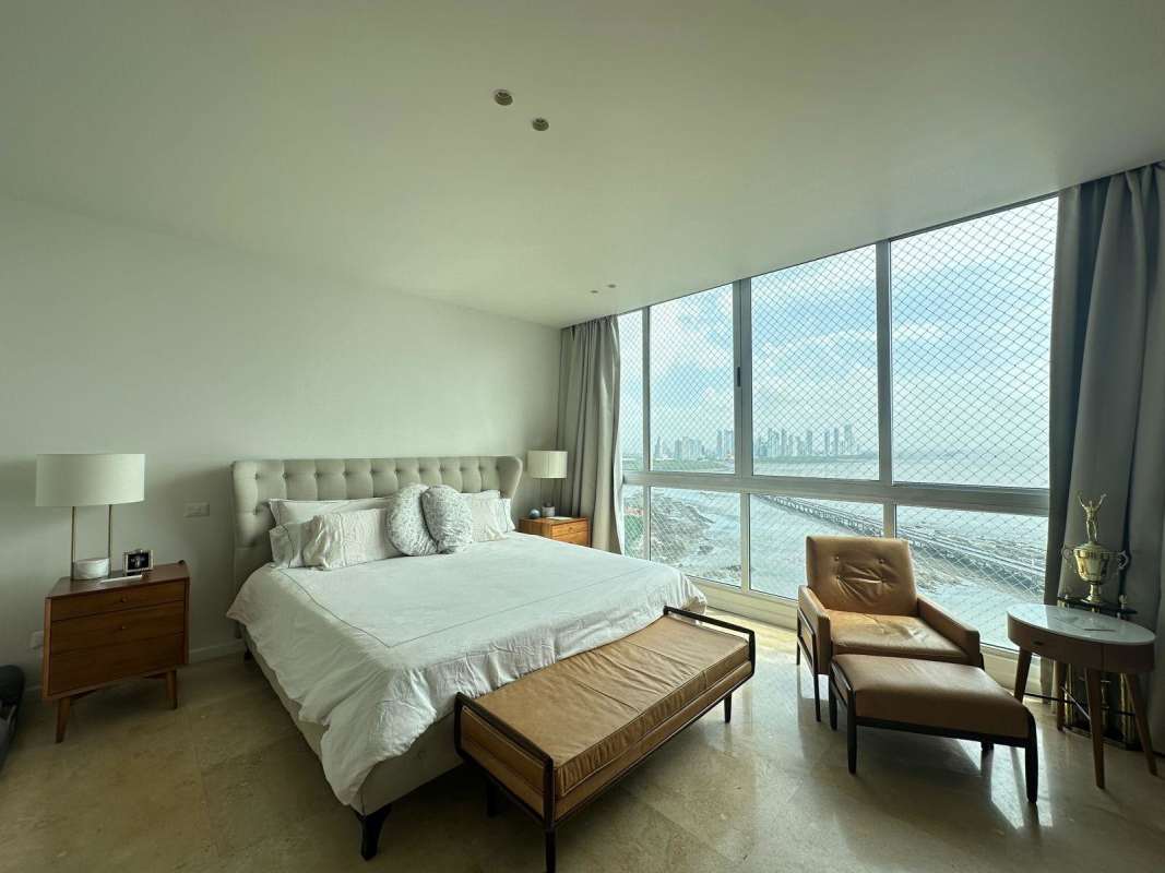 Spacious living room with marble floors, neutral decor and panoramic bay views in PH Venetian Coco del Mar Panama