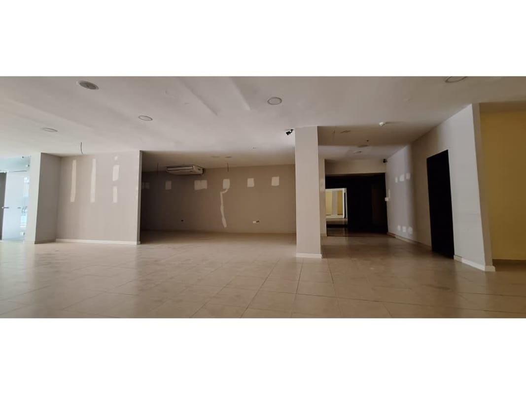 Wide open commercial unit for rent with neutral finishes in El Cangrejo Panama
