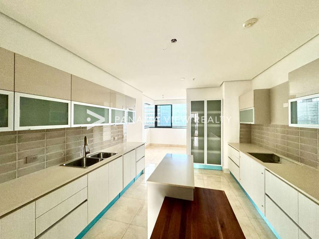 Spacious master suite with walk-in closet, marble floors, sea views PH Matisse Panama