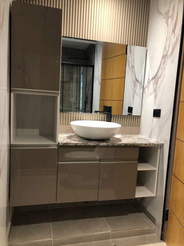 Modern bathroom with marble tiles, glass shower, black fixtures PH Ipanema Punta Paitilla