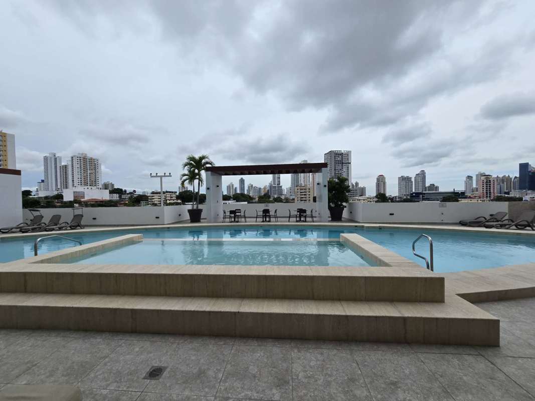 Rooftop pool area overlooking Panama City skyline at PH Metropolitan Park