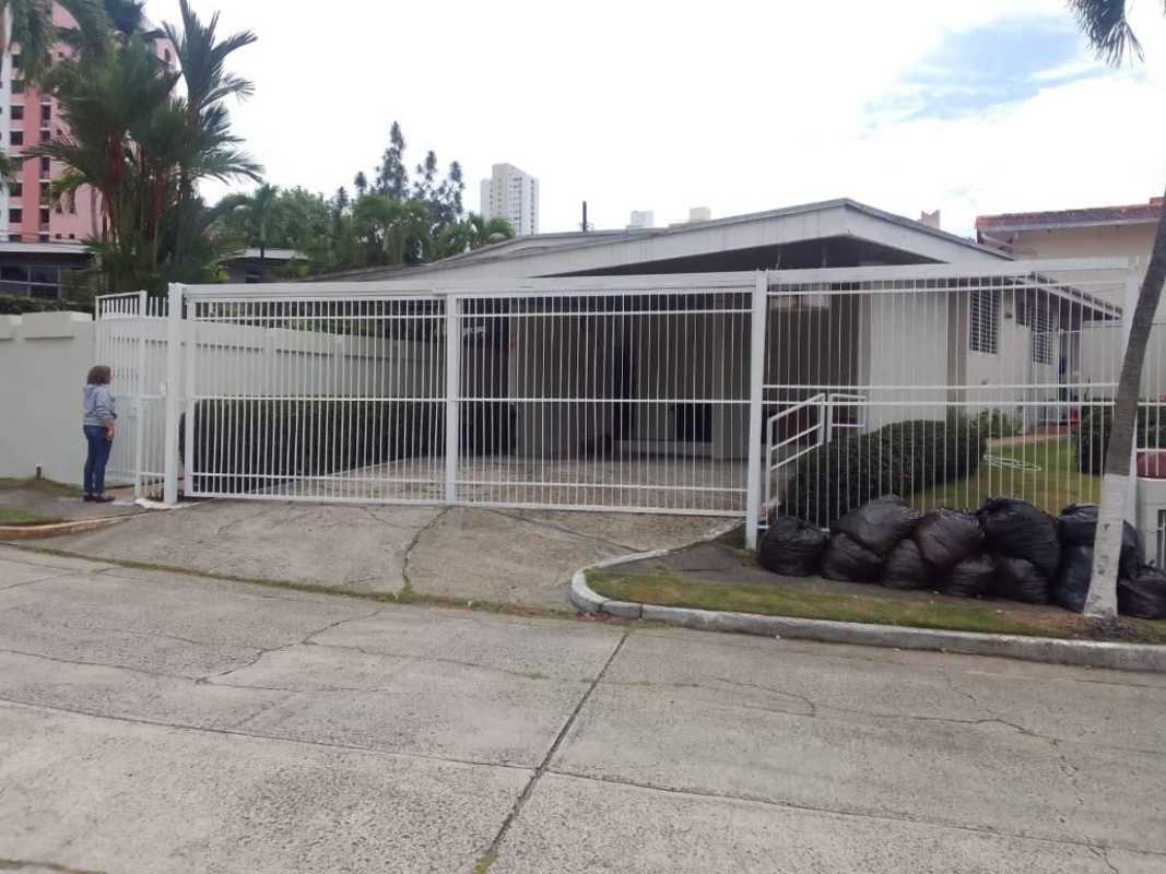 Single story house, white fence, garden Villa Lilla Altos de Golf Panama