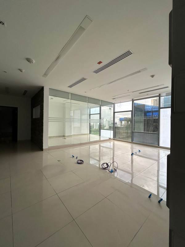 Spacious open-plan office with glass walls in Edificio Banco Panamá Costa del Este