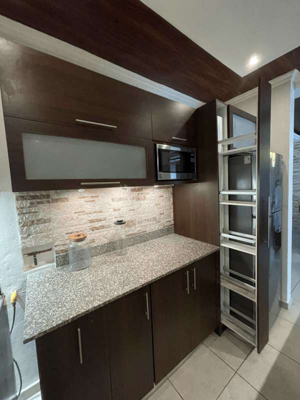 Kitchen with granite counter, stove oven microwave dishwasher PH El Doral Panama