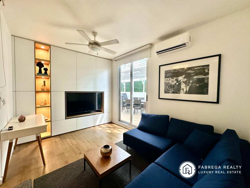 Bright bedroom with walk-in closet and ensuite bathroom PH Window Tower Coco del Mar Panama City