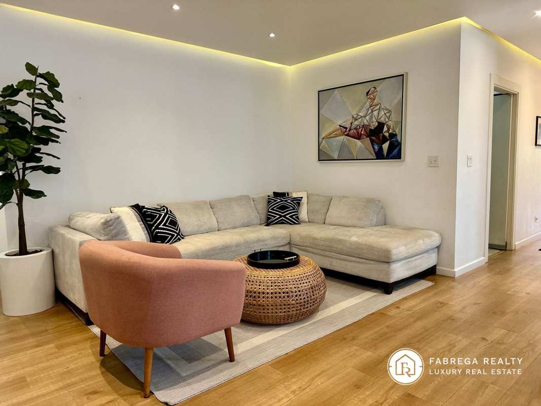 Expansive furnished terrace with outdoor dining and greenery in PH Window Tower Coco del Mar Panama