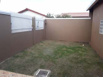 Bedroom with frosted closet, split AC, tile floor in Cluster Los Almendros Panama Oeste