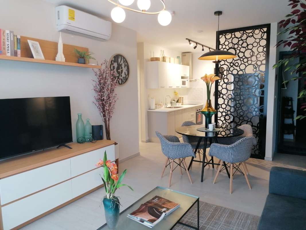 Living area with TV, dining table, air conditioning, PH Demetra Parque Lefevre Panama