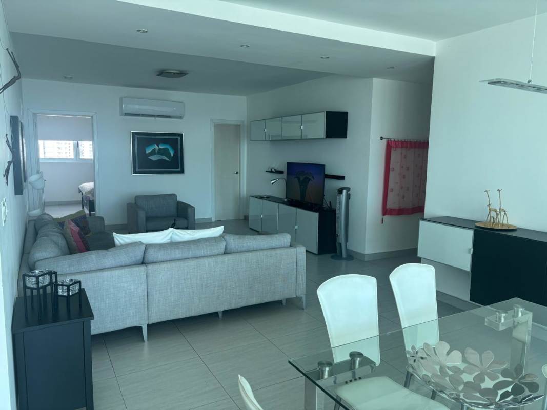 Luxury infinity swimming pool on roof deck overlooking ocean in PH Le Mare Coco del Mar Panama